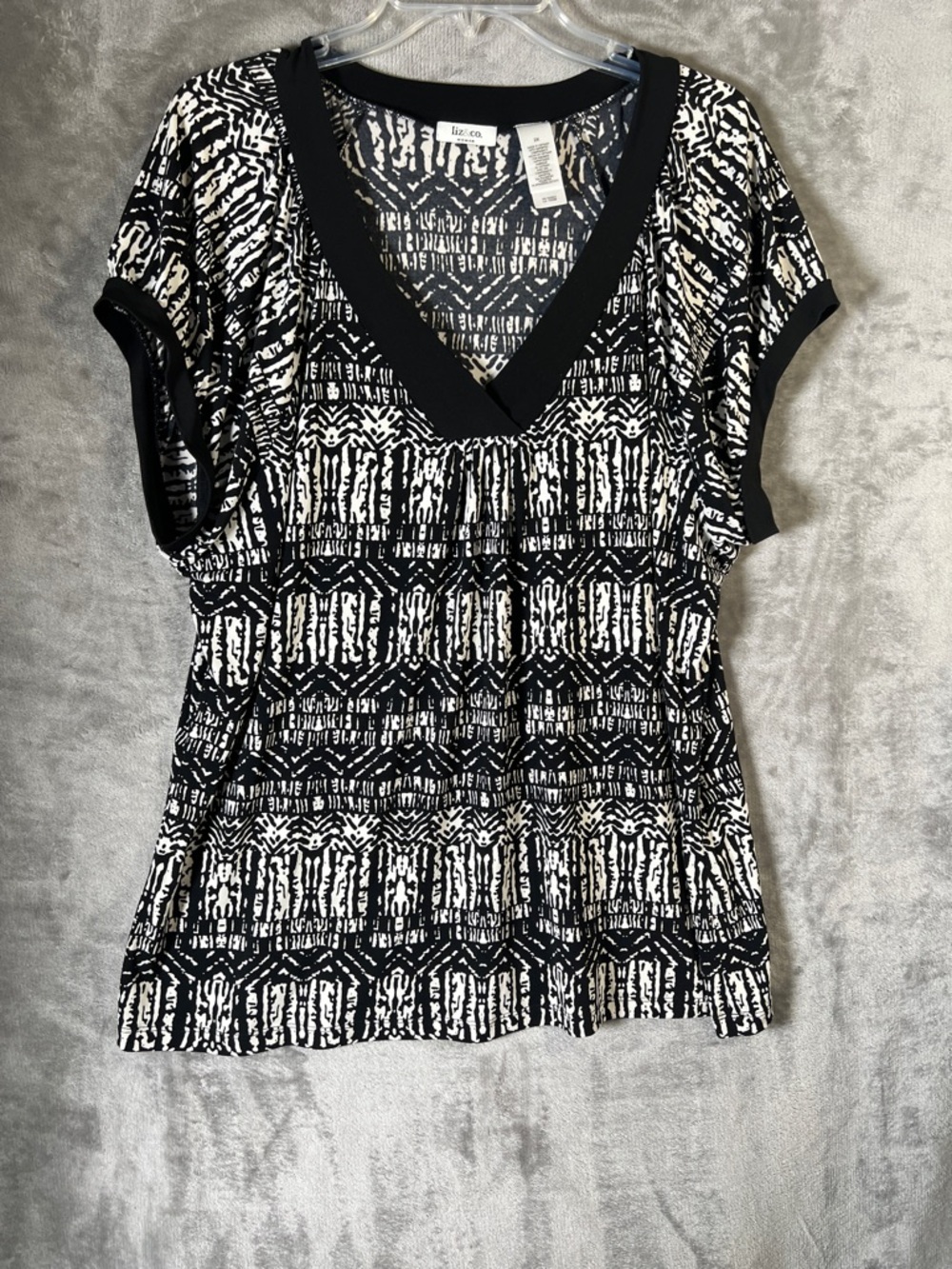 Liz Claiborne Black & White Patterned V-Neck Short Sleeve Top